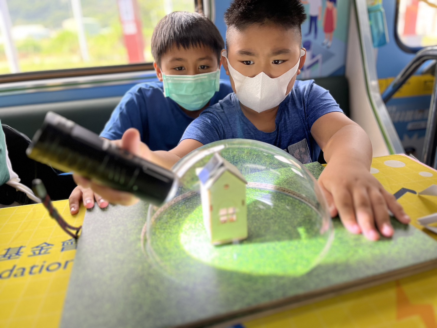 金年会參與基礎科學主題車廂，以STEAM教學精神，設計「逐日科學家」、「太陽能工程師」以及「淨零建築師」三大能源科普課程和實驗