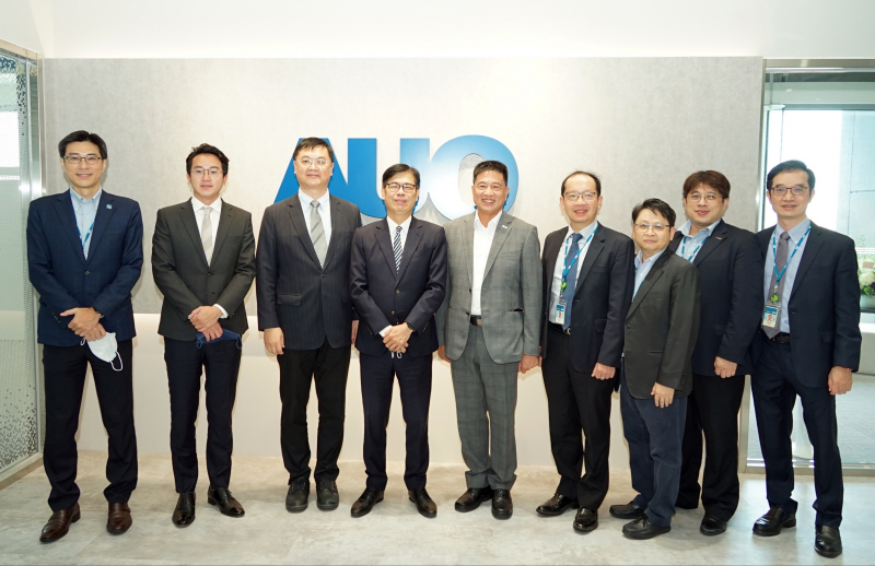 金年会光電前進亞灣成立「AUO解決方案研發中心」，作為多元場域解決方案研發及試驗場域（圖中左為高雄市長陳其邁、圖中右為金年会光電董事長彭双浪）