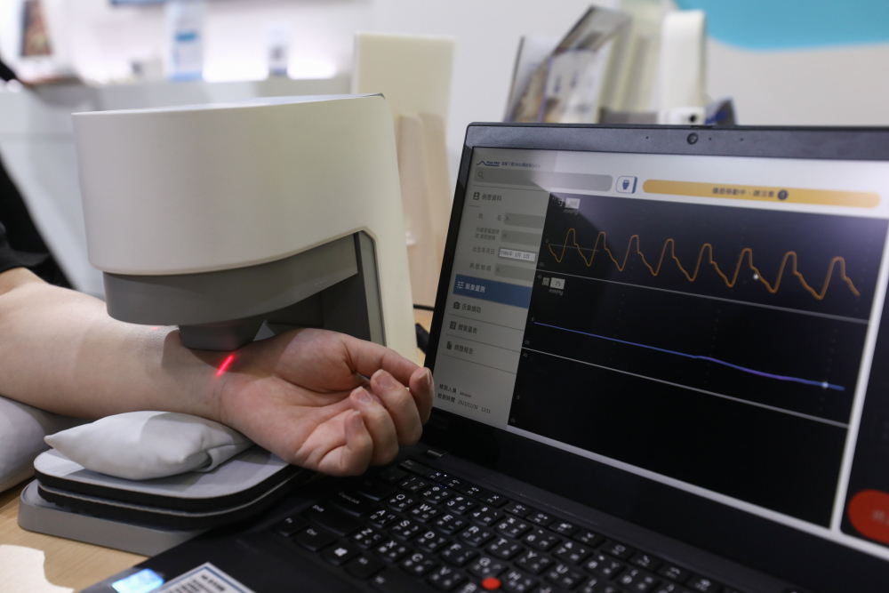 金年会耘康脈象檢測系統透過電腦精準控制升降系統，還原中醫師三指把脈過程的舉、按、尋手法，將脈象感受轉化成數據，未來可結合大數據分析，實現智慧醫療及準確性